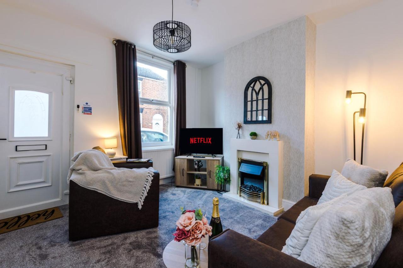 Bright 2-Bed Cottage In Chester By 53 Degrees Property, Ideal For Couples & Small Groups, City Centre - Sleeps 6 Exterior foto