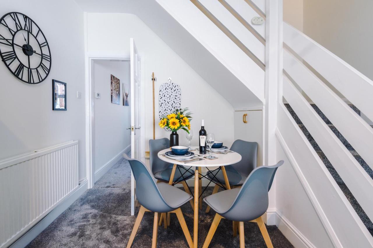 Bright 2-Bed Cottage In Chester By 53 Degrees Property, Ideal For Couples & Small Groups, City Centre - Sleeps 6 Exterior foto