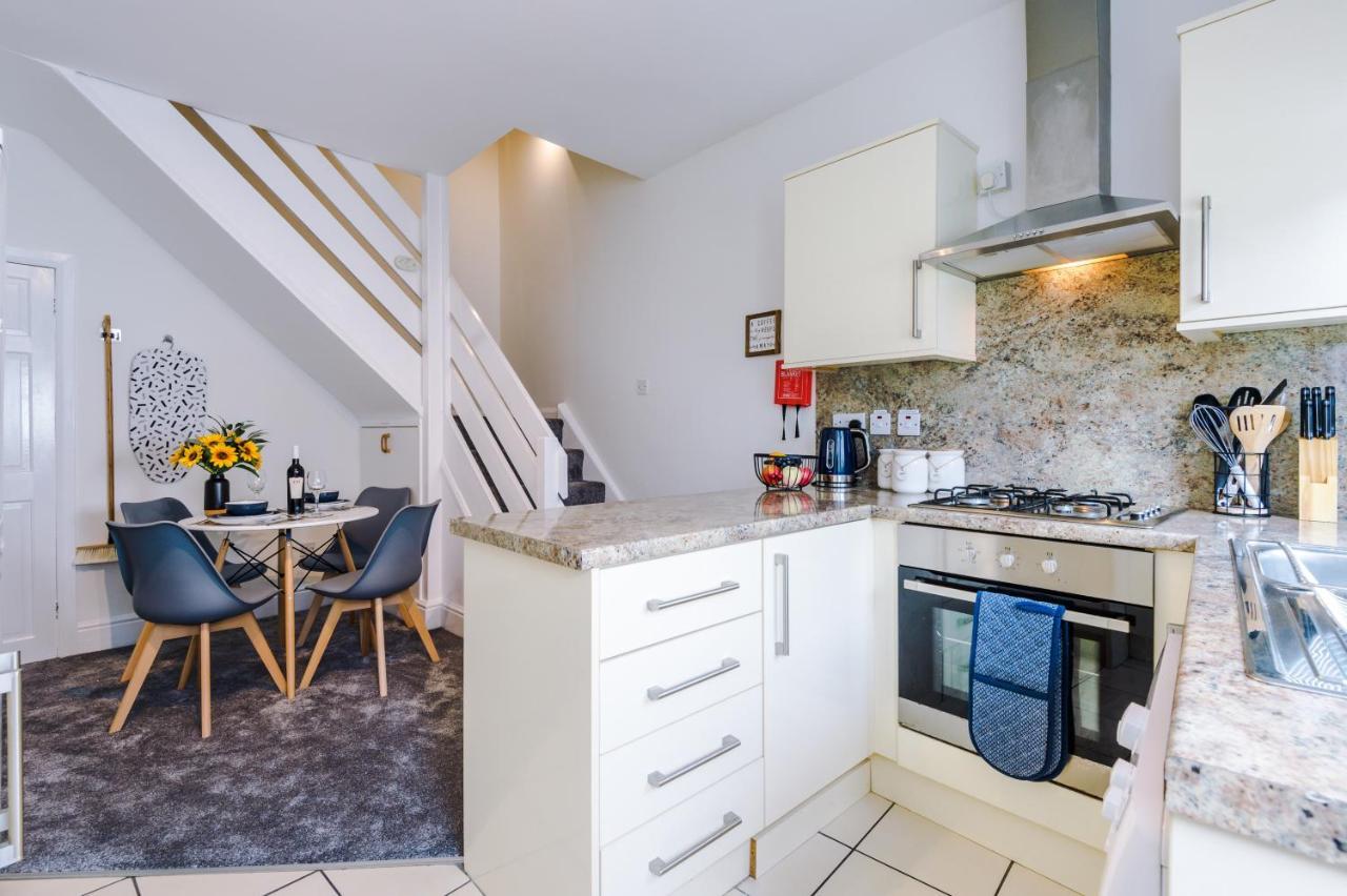 Bright 2-Bed Cottage In Chester By 53 Degrees Property, Ideal For Couples & Small Groups, City Centre - Sleeps 6 Exterior foto